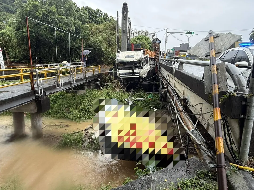 宜蘭礁溪濱海路二段18日上午發生砂石車衝破護欄落溝事故，現場車體嚴重傾斜。（圖／警方提供）