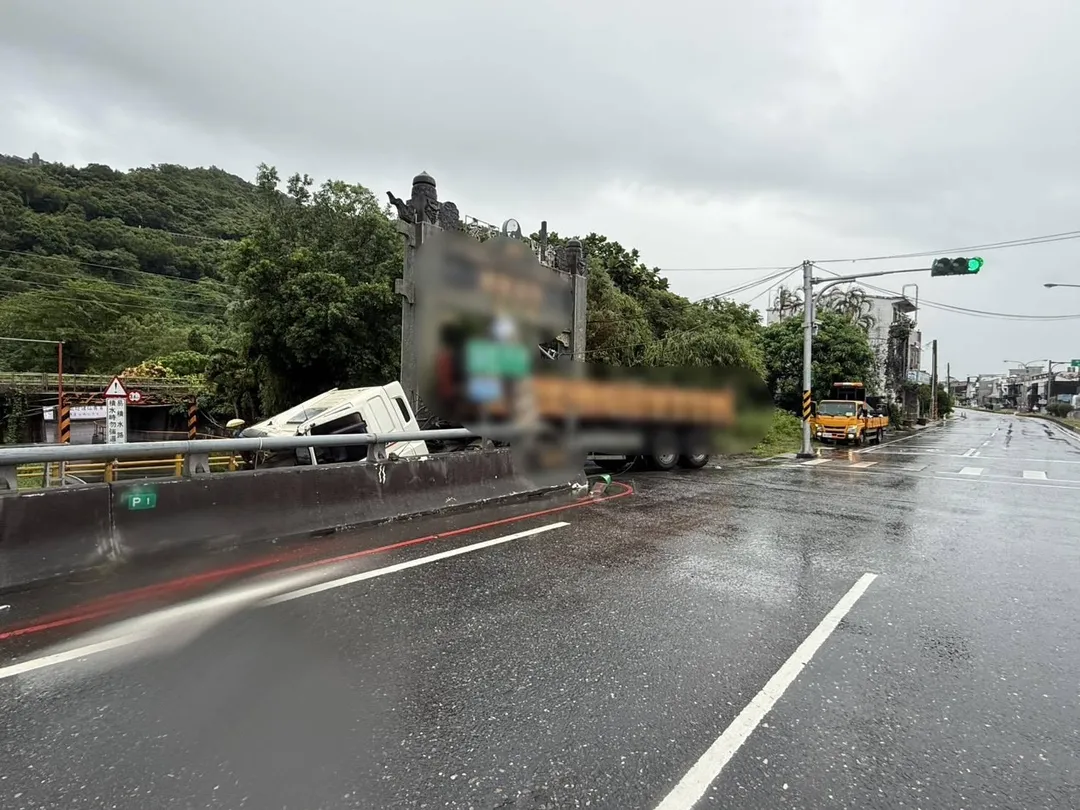救援人員將受傷的林姓砂石車駕駛送往醫院治療，警方正積極釐清確切車禍原因。（圖／警方提供）