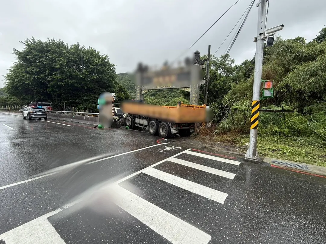 26歲林姓駕駛行經濱海路二段時疑因雨天路滑失控，車頭衝越護欄掉入橋梁旁溝渠。（圖／警方提供）