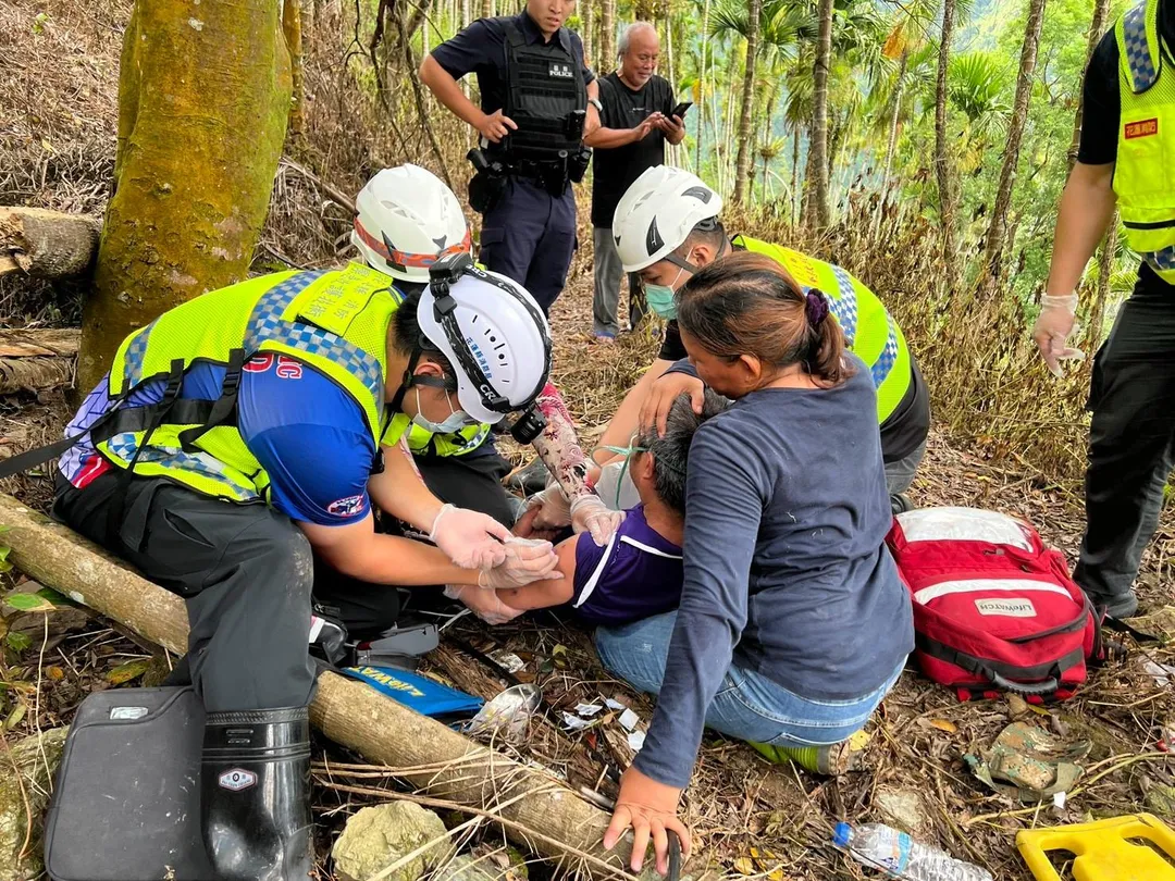 消防人員立即給予高濃度氧氣治療、肌肉注射腎上腺素0.3毫克及靜脈注射生理食鹽水等處置，患者隨後被搬運至產業道路，由救護車後送鳳林榮民醫院救治，到院後已恢復意識。（圖／花蓮縣消防局提供）