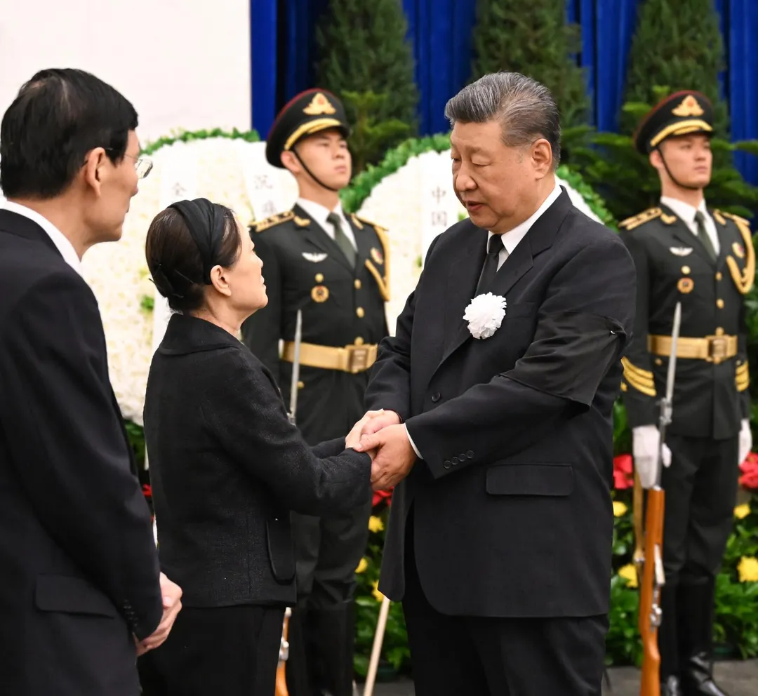 大陸國家主席習近平與朱鎔基親屬握手，表示深切慰問。（圖／新華社）