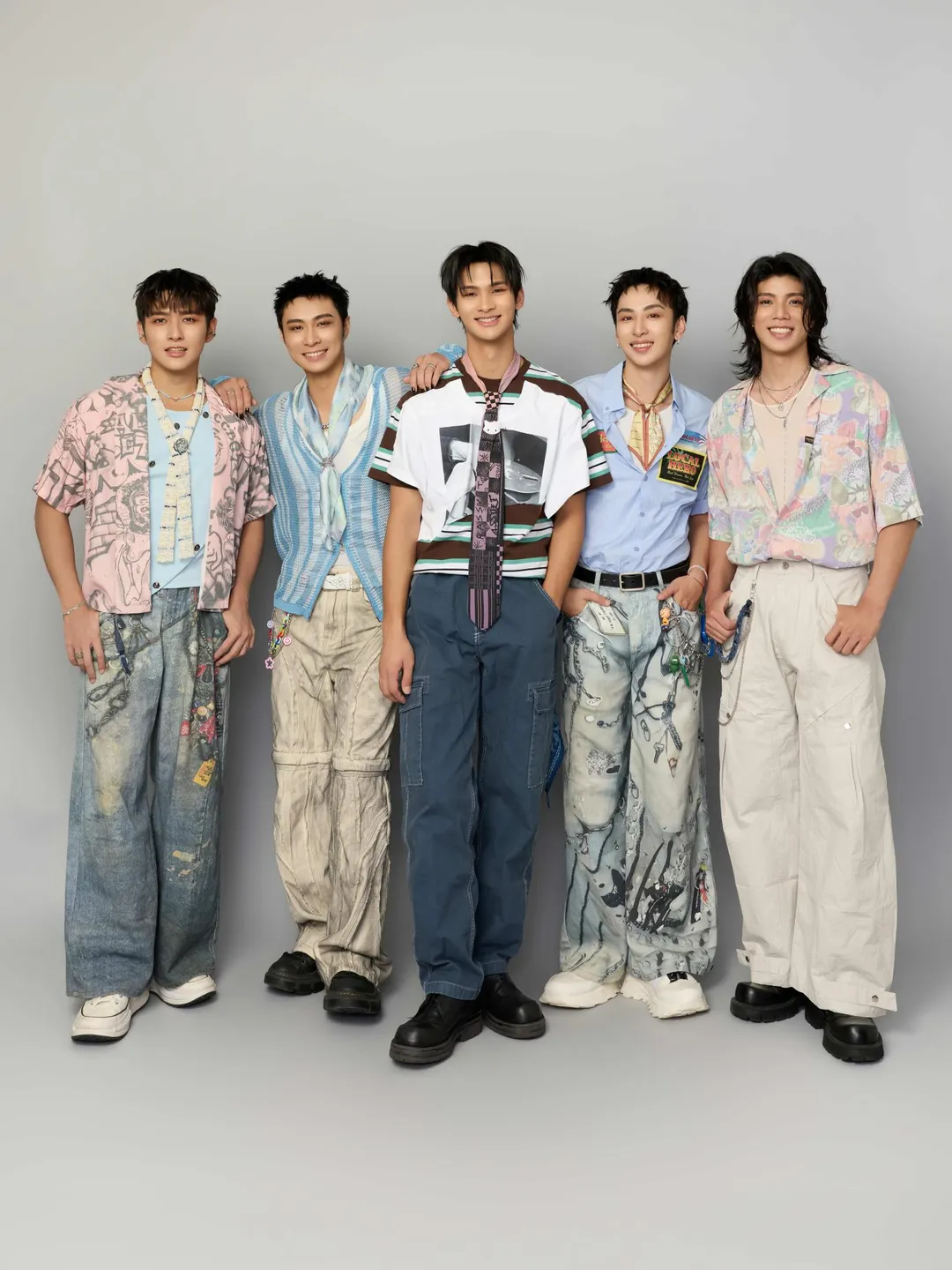 峻廷(右一)爆料,3名成員退伍後剛回歸工作初期,竟一度連怎麼講話都快忘記了。(圖/華納音樂 提供) 