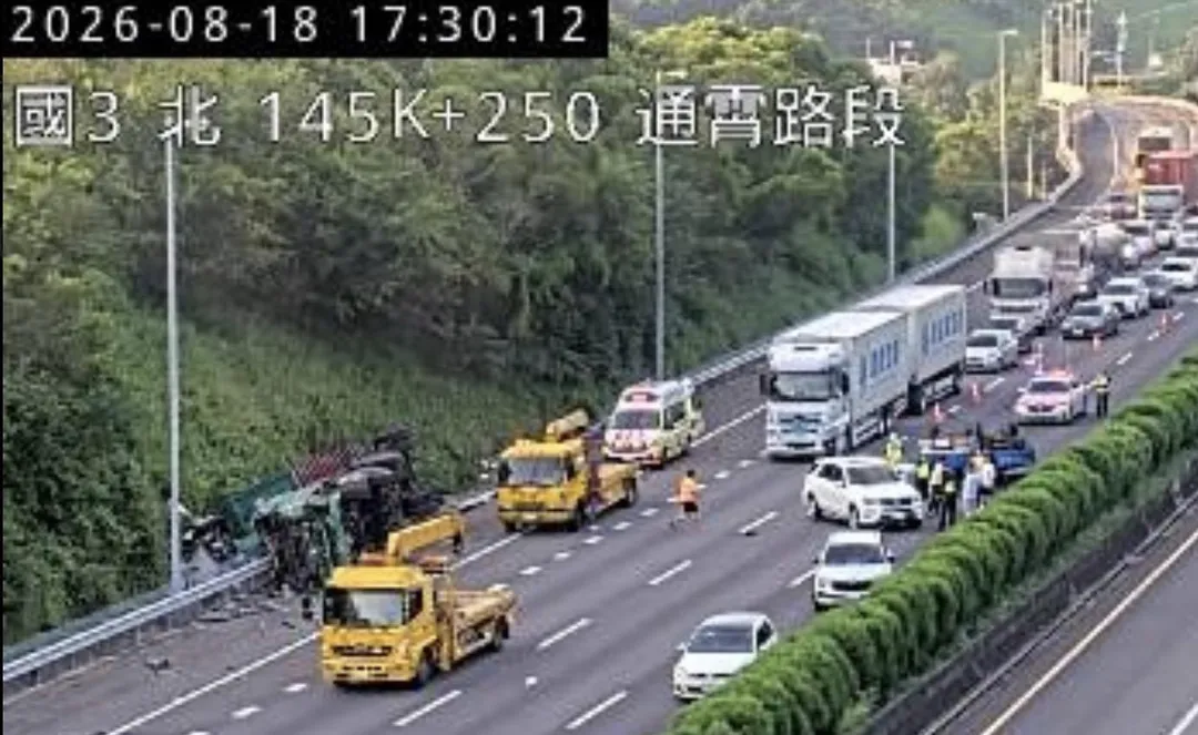 國道3號通宵路段發生追撞翻車事故。（圖／翻攝畫面）