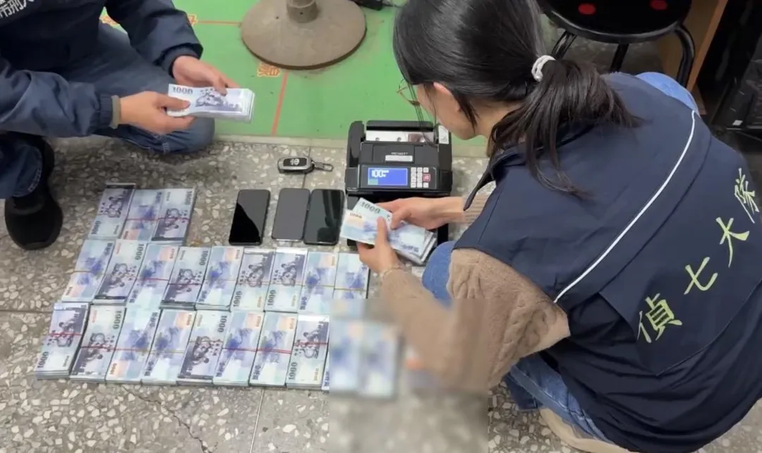 檢方破獲明仁會詐團查扣贓款等證物。(圖/翻攝畫面)