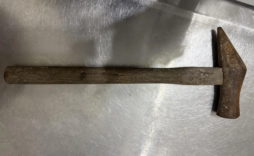 警方查扣虐貓工具鐵鎚。(圖/翻攝畫面)