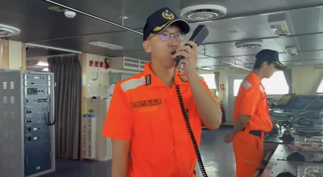 海巡艦艇人員廣播強勢驅離。(圖/翻攝畫面)