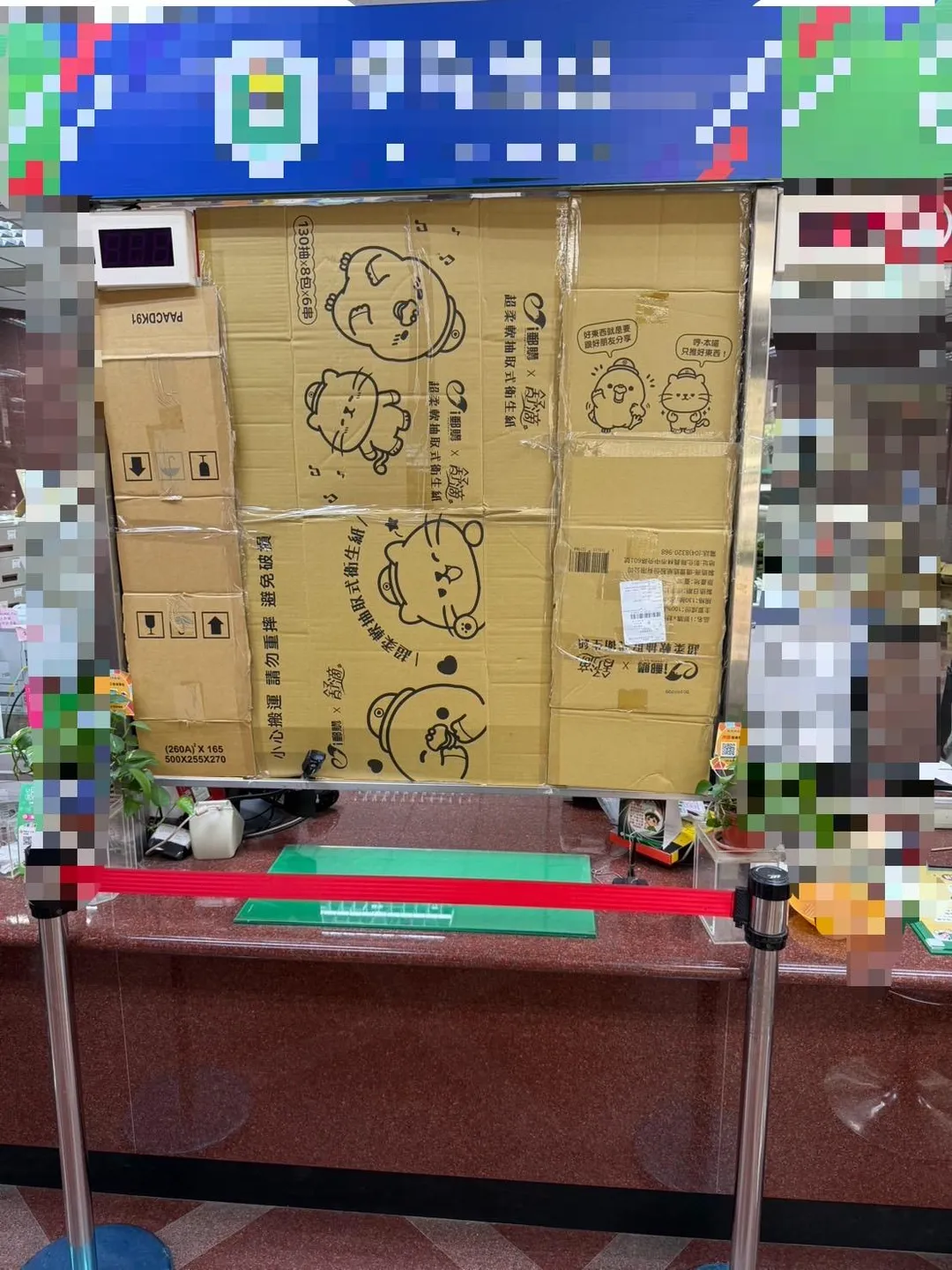 郵局櫃檯玻璃被砸碎。（圖／翻攝畫面）