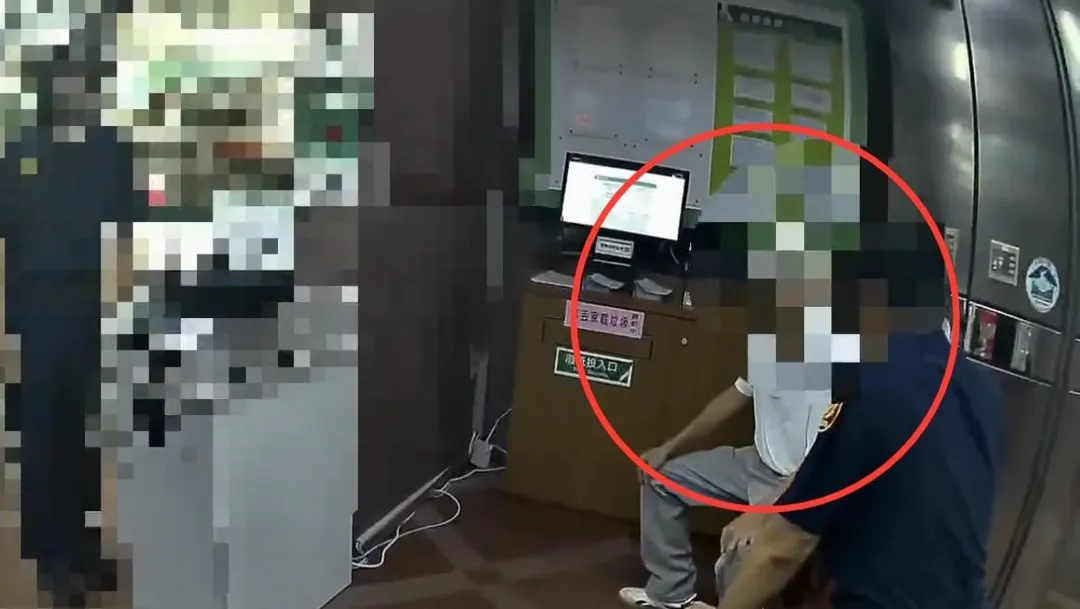 男子暴怒砸郵局遭警方查獲。（圖／翻攝畫面）