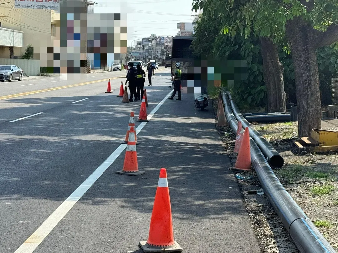 警方鑑識發現大貨車車輪壓在15公分寬的路面邊線上，確定涉違規停車將依法開罰。（圖／中天新聞）