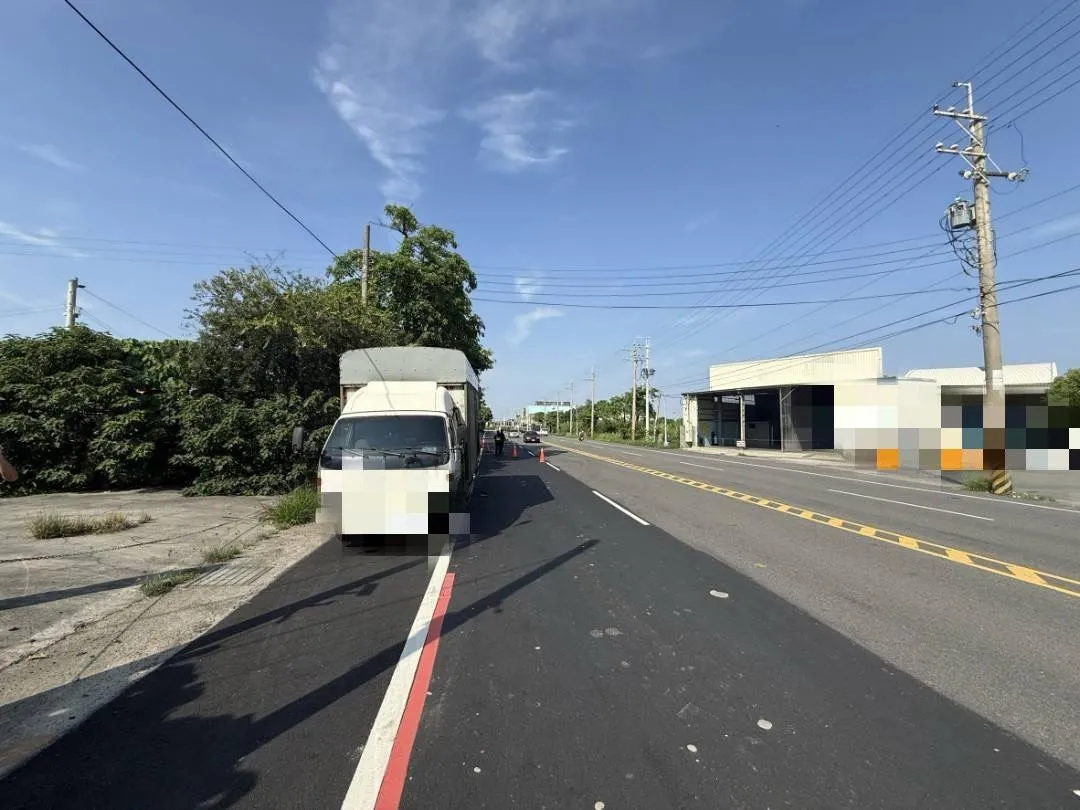 警方與救護員趕抵彰化福興車禍現場處理，後續將配合檢察官相驗釐清雙方肇事責任。（圖／中天新聞）
