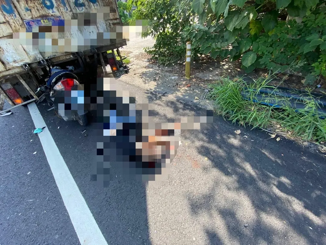 機車高速嵌入貨車的車尾，騎士撞擊車尾後再重摔慘死。（圖／中天新聞）