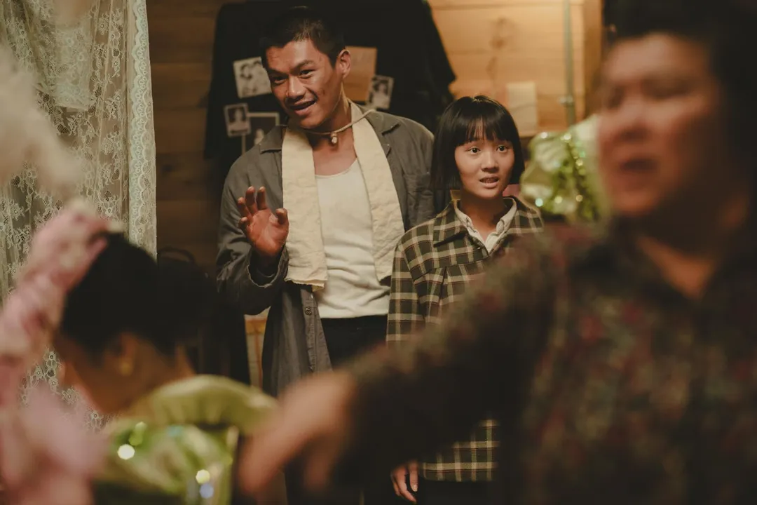《大濛》講述1950年代柯煒林飾演的「趙公道」與方郁婷飾演的「阿月」因緣相遇，發展出一段動人情誼。（圖／華文創 提供）