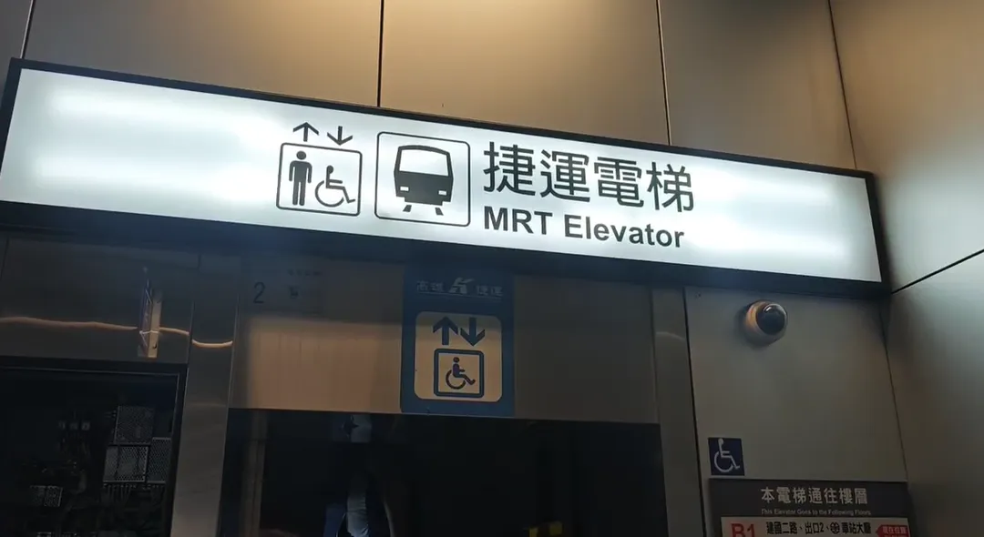 高雄捷運R11高雄車站昨（18日）晚間發生電梯故障事件。（圖／翻攝畫面）