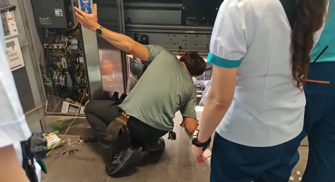 維修人員修理故障電梯。（圖／翻攝畫面）