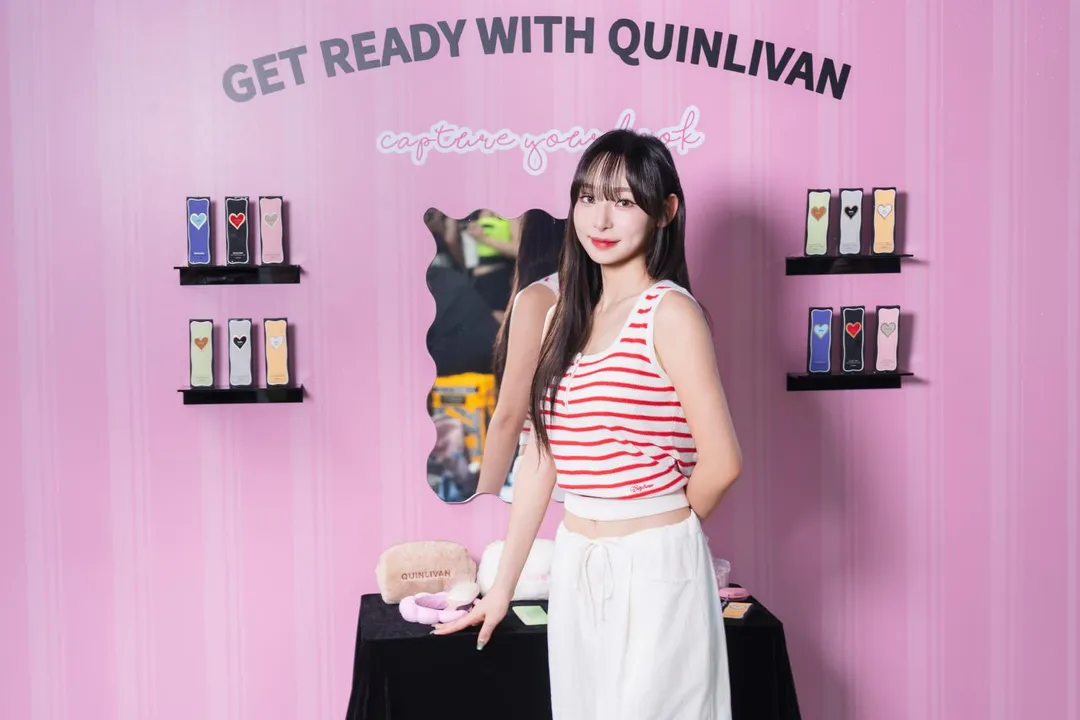 熙靜於QUINLIVAN復古時髦的化妝桌主題場景中拍照。（QUINLIVAN提供）