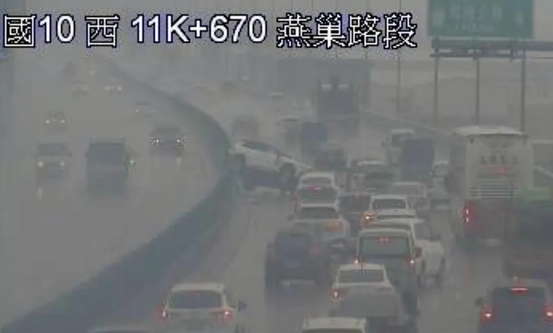 國道10號下午發生一起自撞車禍。（圖／翻攝自國道公路即時網）