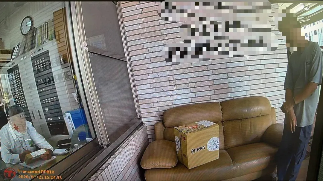 高雄一位周姓女子,在鳳山區過埤路住處收取貨到付款包裹時,與黃姓送貨員因貨款找零問題發生糾紛,事後發現住家物品遭毀損,遂至派出所提出侵入住宅及毀損告訴。(圖/警方提供)