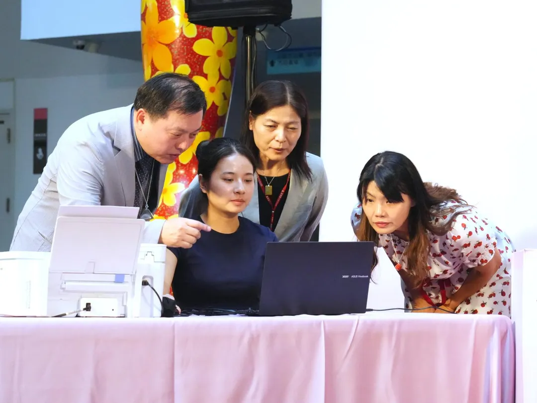 三位見證代表檢視抽籤程式。(圖/台中市政府)