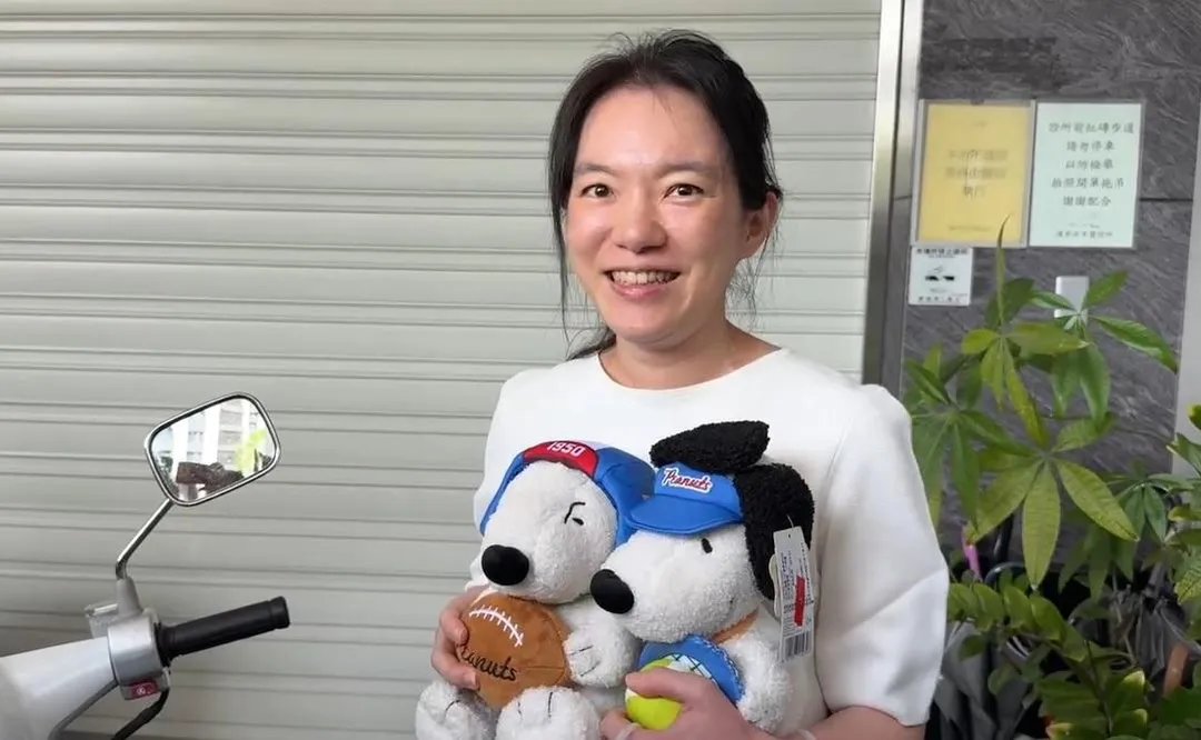 有民眾在七夕情人節這天送史努比玩偶到陳幸妤的診所(攝自中天新聞)