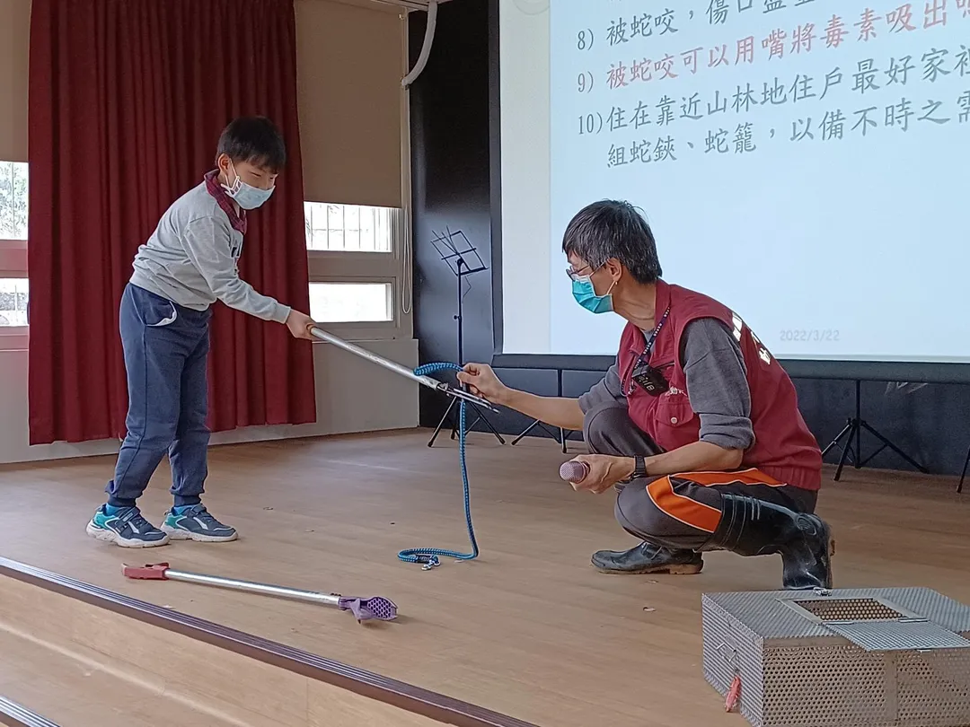 王站長於生命教育課程中指導小學生如何使用蛇籠蛇鋏技巧。（圖／新北市政府）