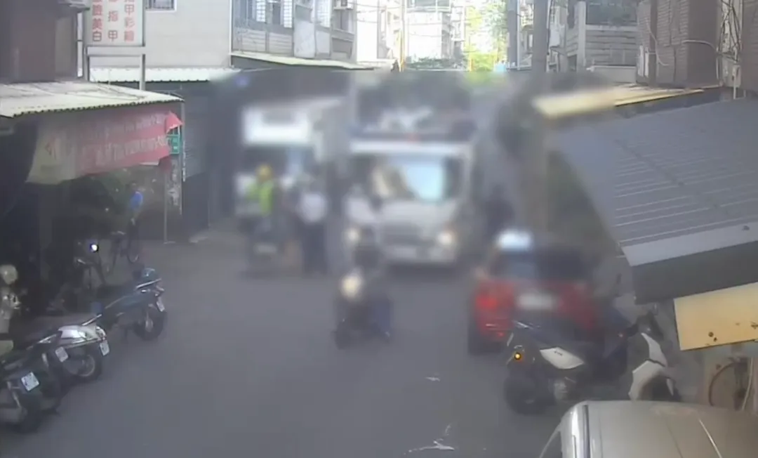 高雄市政府警察局鳳山分局新甲派出所於8月18日下午4點49分接獲報案,指稱鳳山區老爺四街有民眾與清潔隊員發生糾紛。(圖/警方提供)
