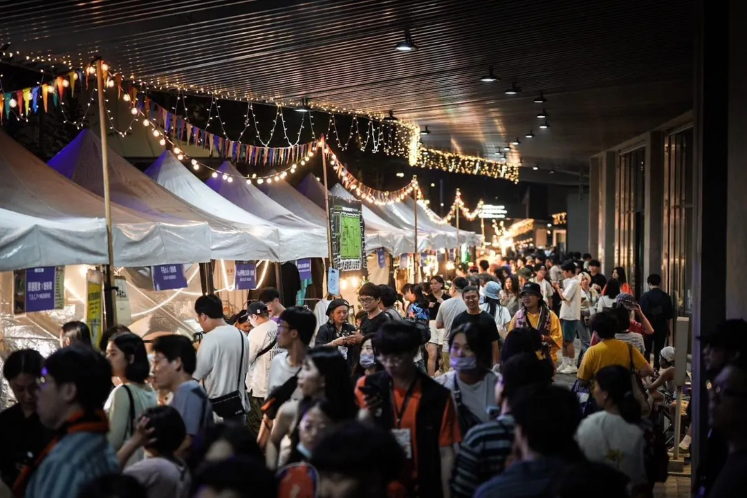 讓樂迷不只聽音樂，也能在園區享受美食、逛戶外封街市集。（圖／台北市政府提供）