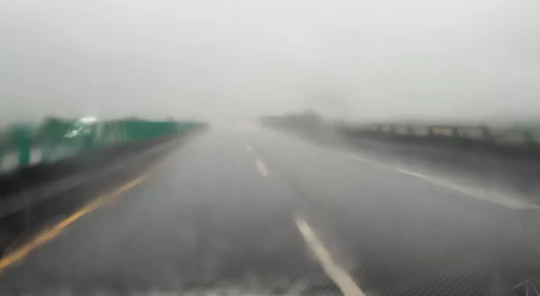 國道3號麟洛路段降下大雨，視線幾乎看不見前方，行車相當危險。（圖／中天新聞）