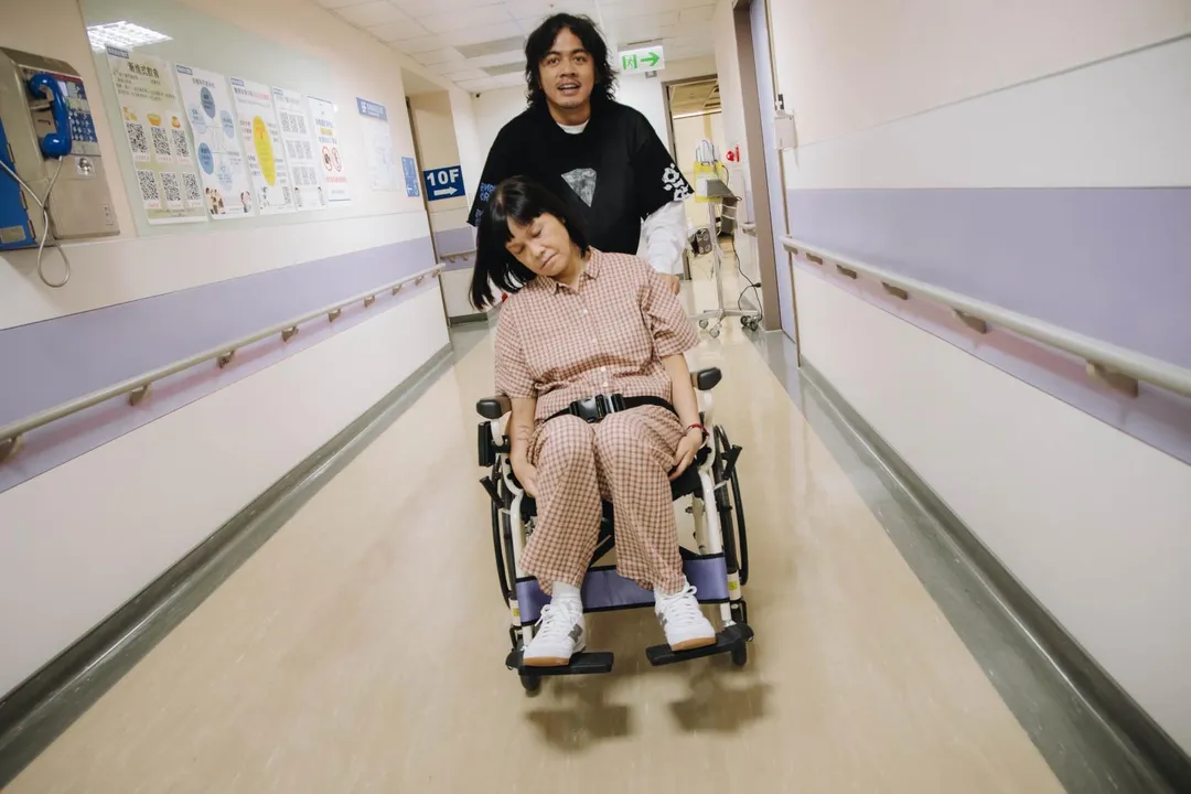 貝斯手雷誰笑曝，拍攝MV當天喬瑟夫帶了高粱讓大家先開喝。（圖／火氣音樂 提供）