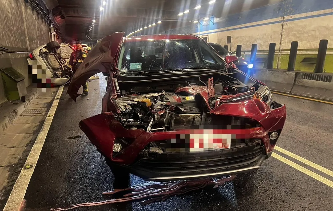 辛亥路地下道發生追撞翻車車禍。(圖/翻攝畫面)