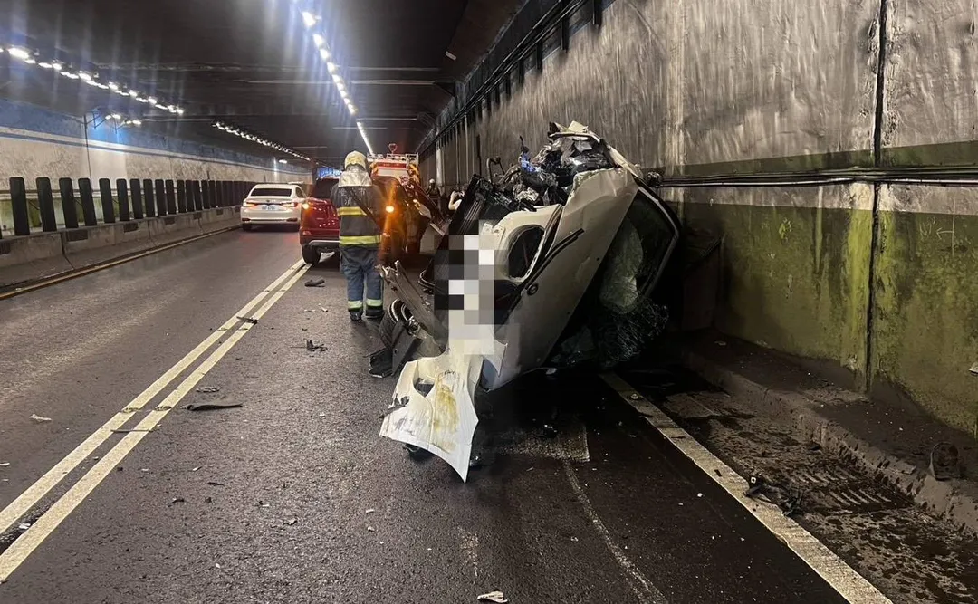 後車翻覆駕駛受傷送醫。(圖/翻攝畫面)