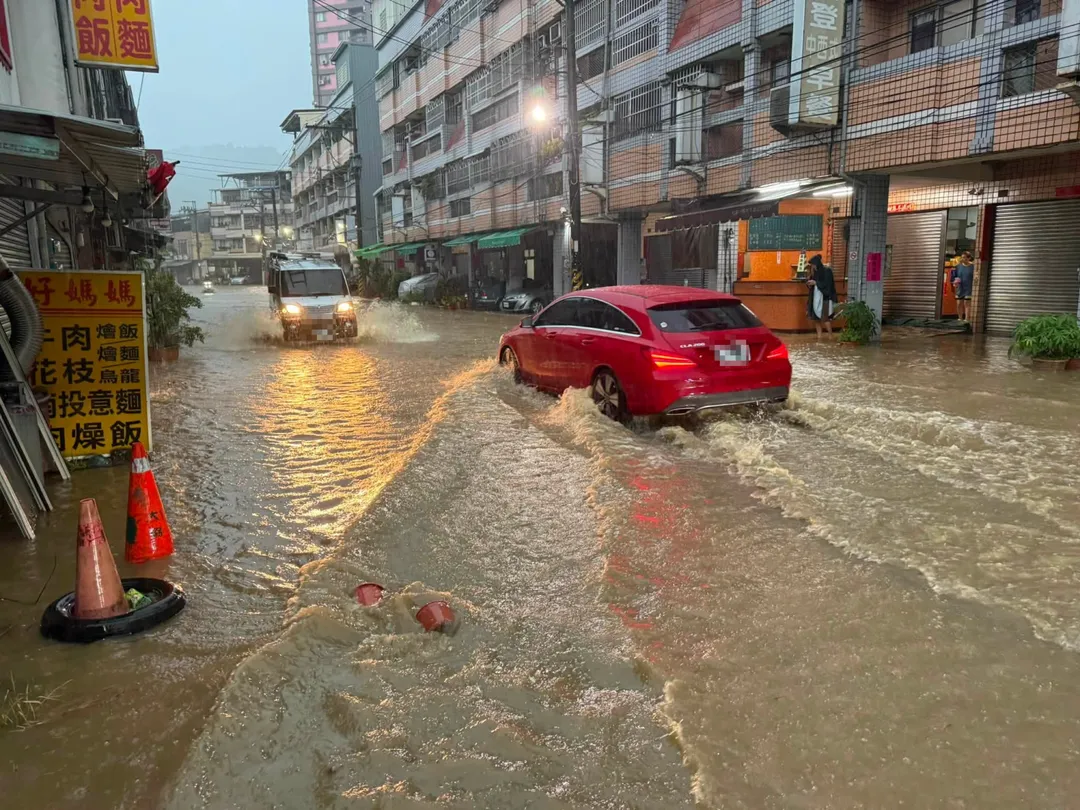 南投晚間大雷雨狂炸。（圖／翻攝自臉書社團「南投人聊天室2.0」，下同）