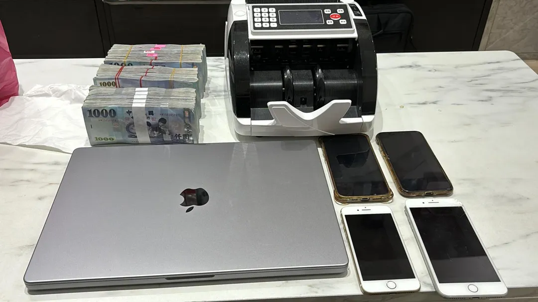 警方查扣現金及電腦等贓證物。（圖／翻攝畫面）