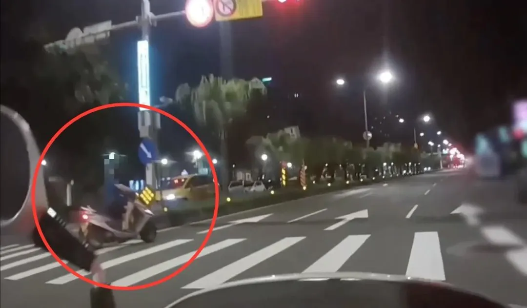 男子竊取機車後騎車違規遭警方攔下。（圖／翻攝畫面）