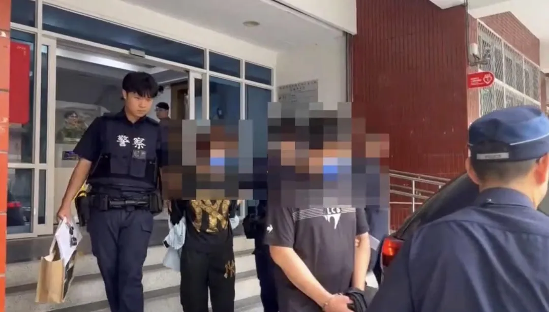 警方逮捕通緝犯盧男及女友送辦。(圖/翻攝畫面)