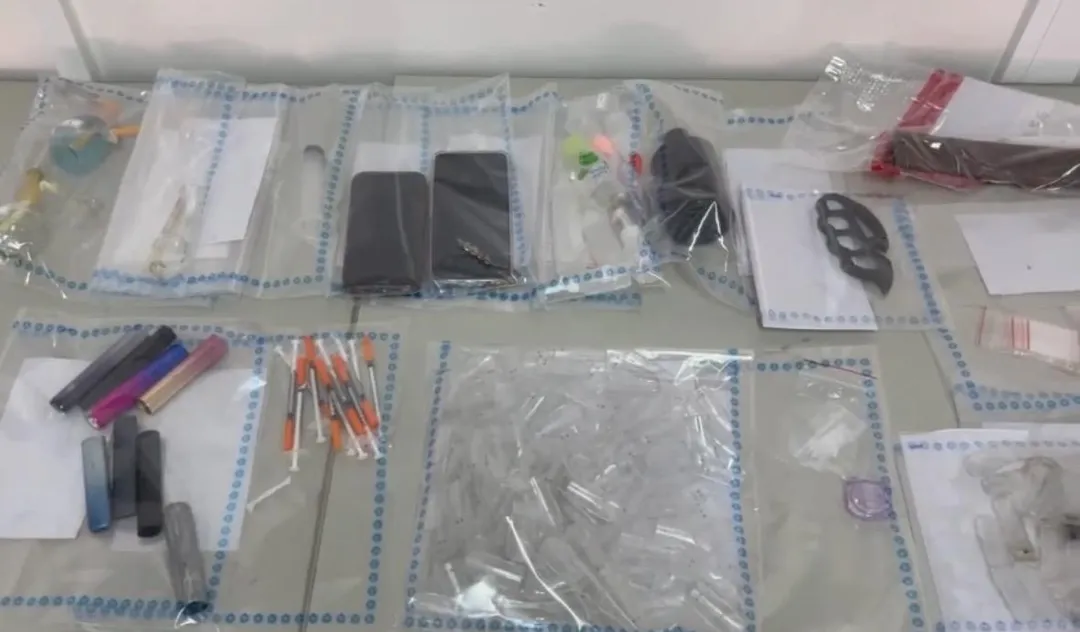 警方查扣各式毒品與刀械等證物。(圖/翻攝畫面)