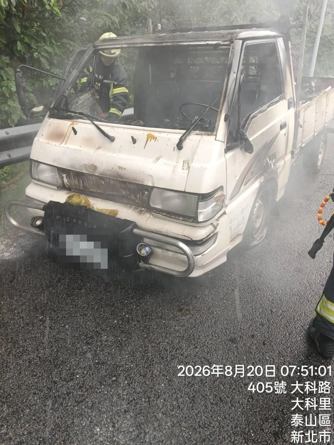 小貨車火燒車。（圖／警方提供）