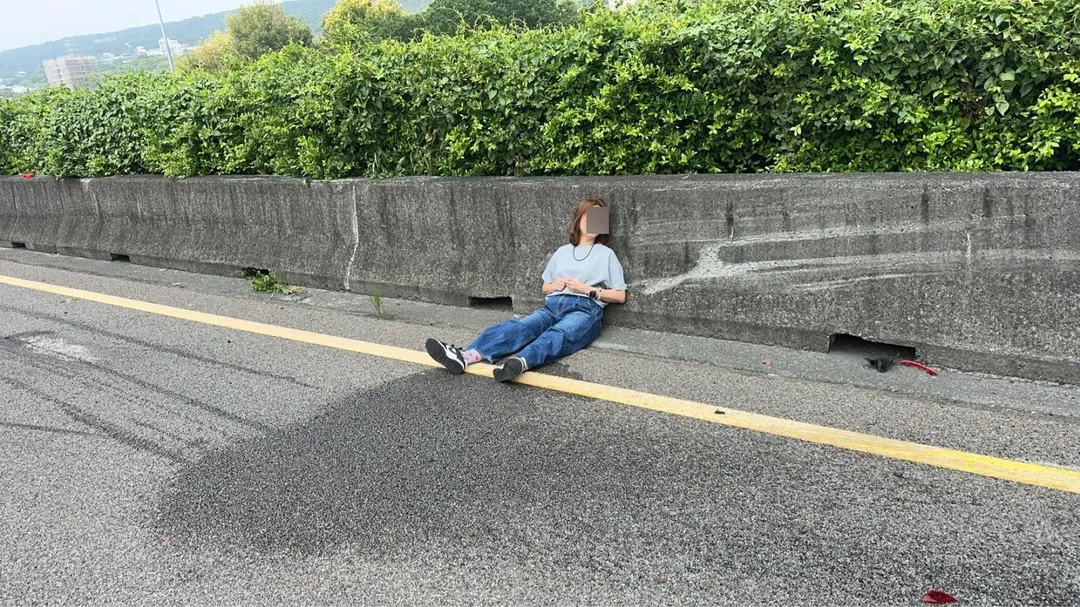 51歲Volvo林姓女駕駛經酒測值為0稱開啟ACC系統,事發後在路肩,一臉驚嚇。(圖/中天新聞)