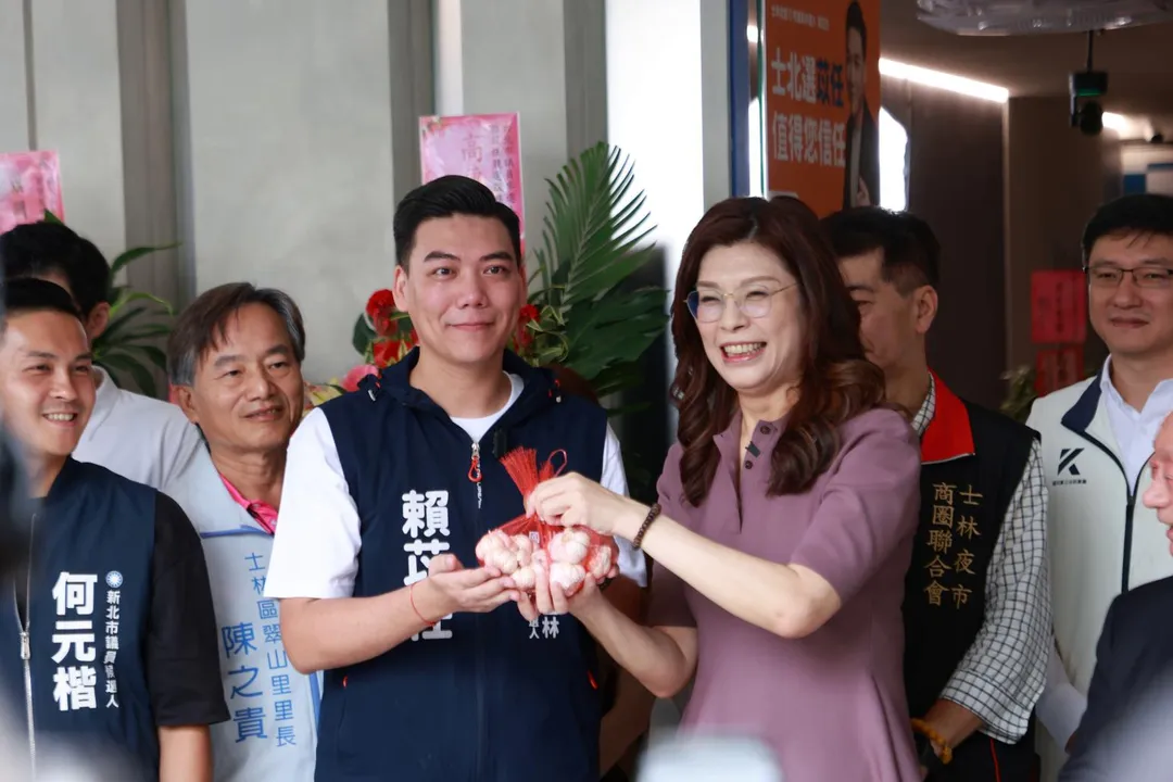 鄭麗文祝福賴苡任高票當選。(圖/國民黨)