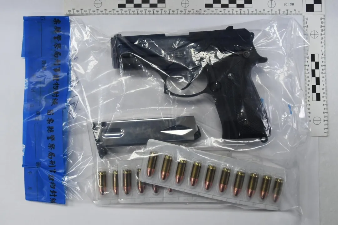警方循線跨縣市追緝,起獲具殺傷力的非制式改造手槍1把、子彈31顆,以及毛重11.48公克的毒品依托咪酯菸彈1顆。(圖/警方提供)