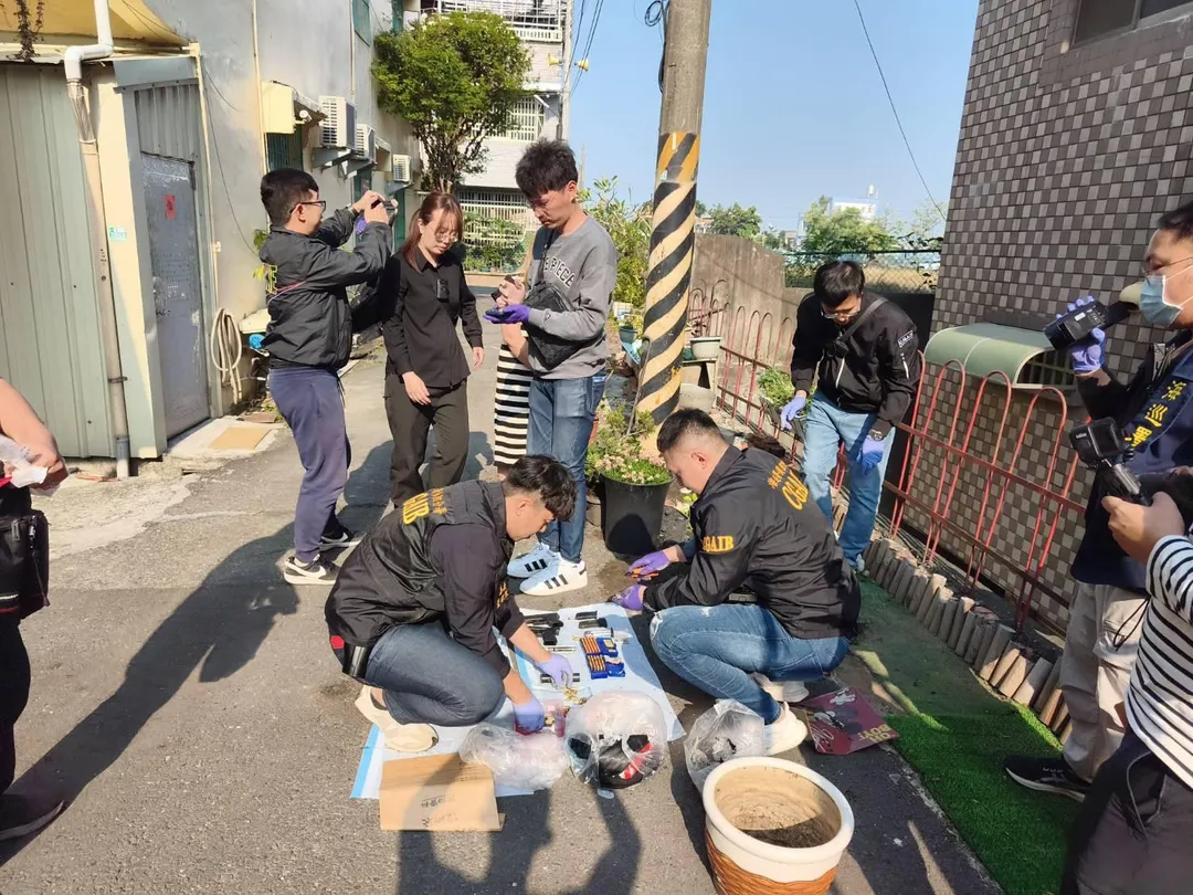 海巡人員眼尖揪出槍彈,驚見改造手槍與百發子彈。(圖/嘉義查緝隊提供)