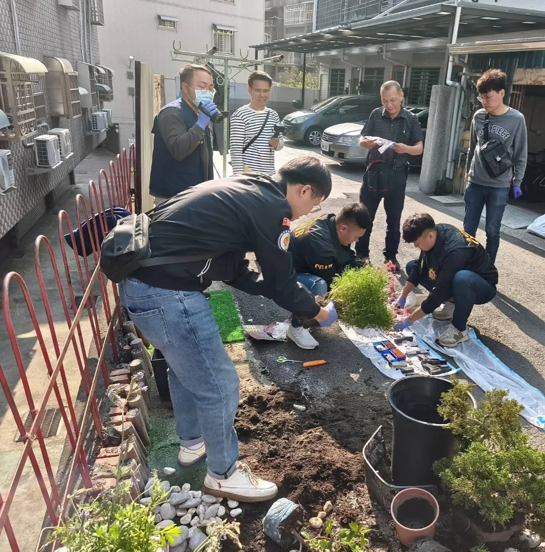 嘉義男把槍彈藏花盆掩人耳目。(圖/嘉義查緝隊提供)