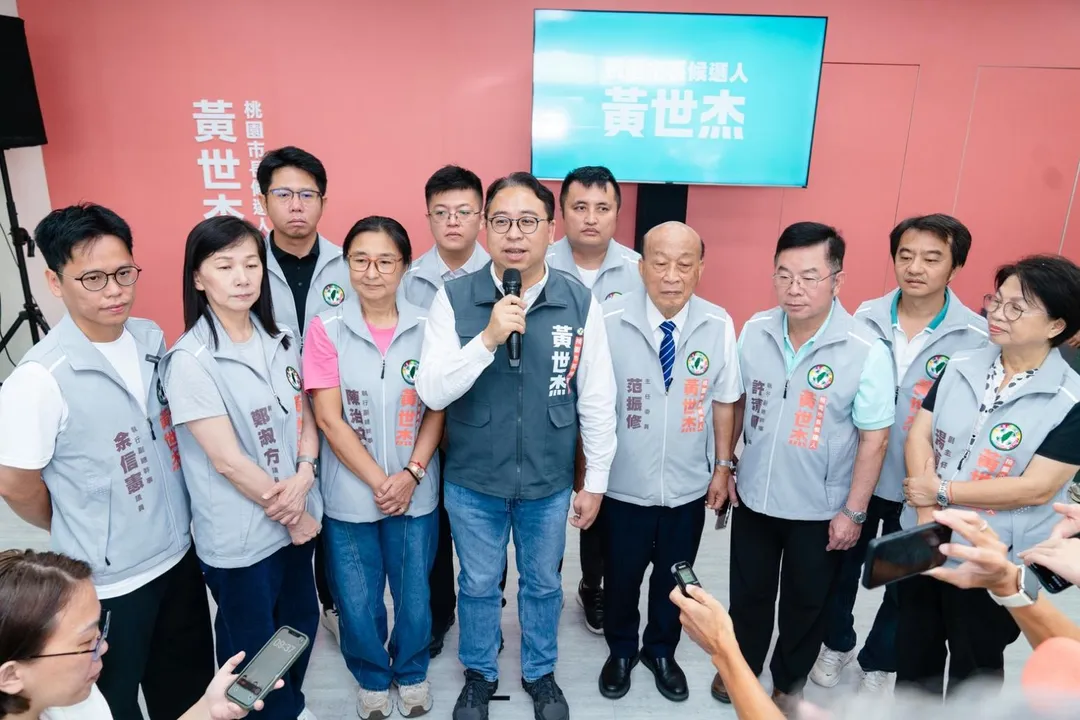 民進黨桃園市長參選人黃世杰宣布競選團隊，並承諾走入桃園各區，與市民面對面溝通以聽取民意。（圖／黃世杰競辦提供）