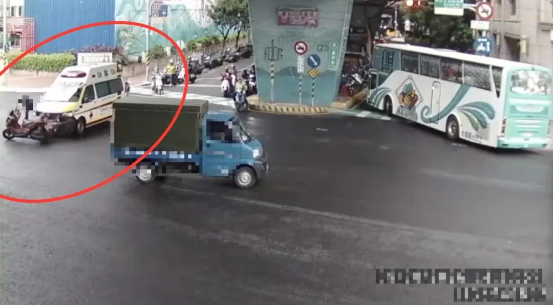 三重一台重機撞上執勤中救護車。（圖／翻攝畫面）