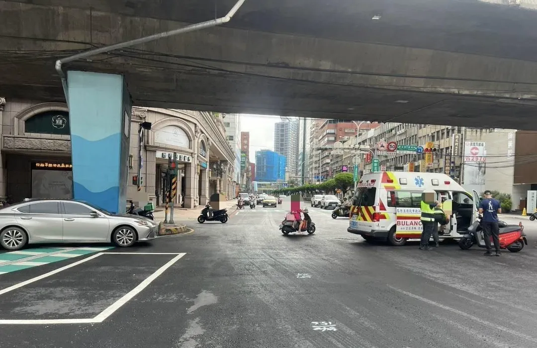 三重發生救護車遭撞事故。（圖／翻攝畫面）