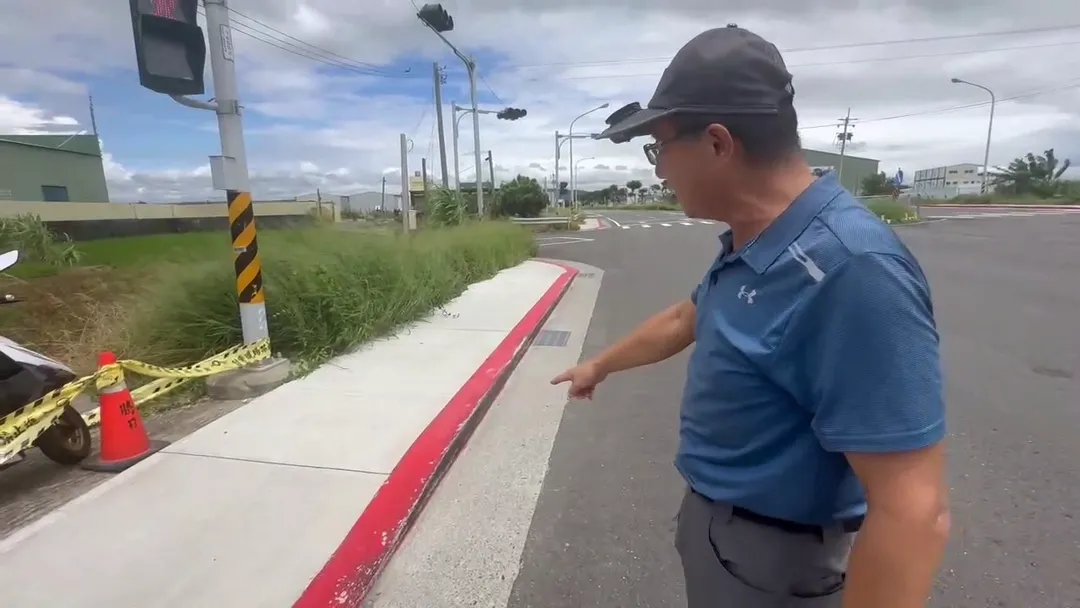 蘇男叔叔直指緣石並非平順設計，機車行經邊緣極易擦撞倒地，相當危險。（圖／中天新聞）