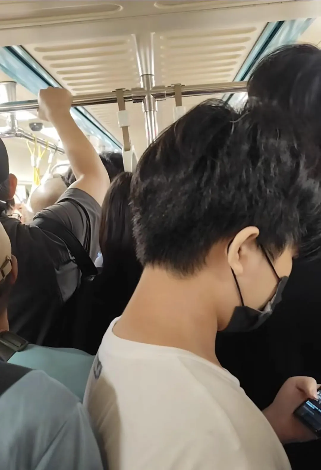 北捷板南線發生男子咆哮脫序事件車上乘客一度恐慌。(圖/翻攝自Threads「owo111222」)