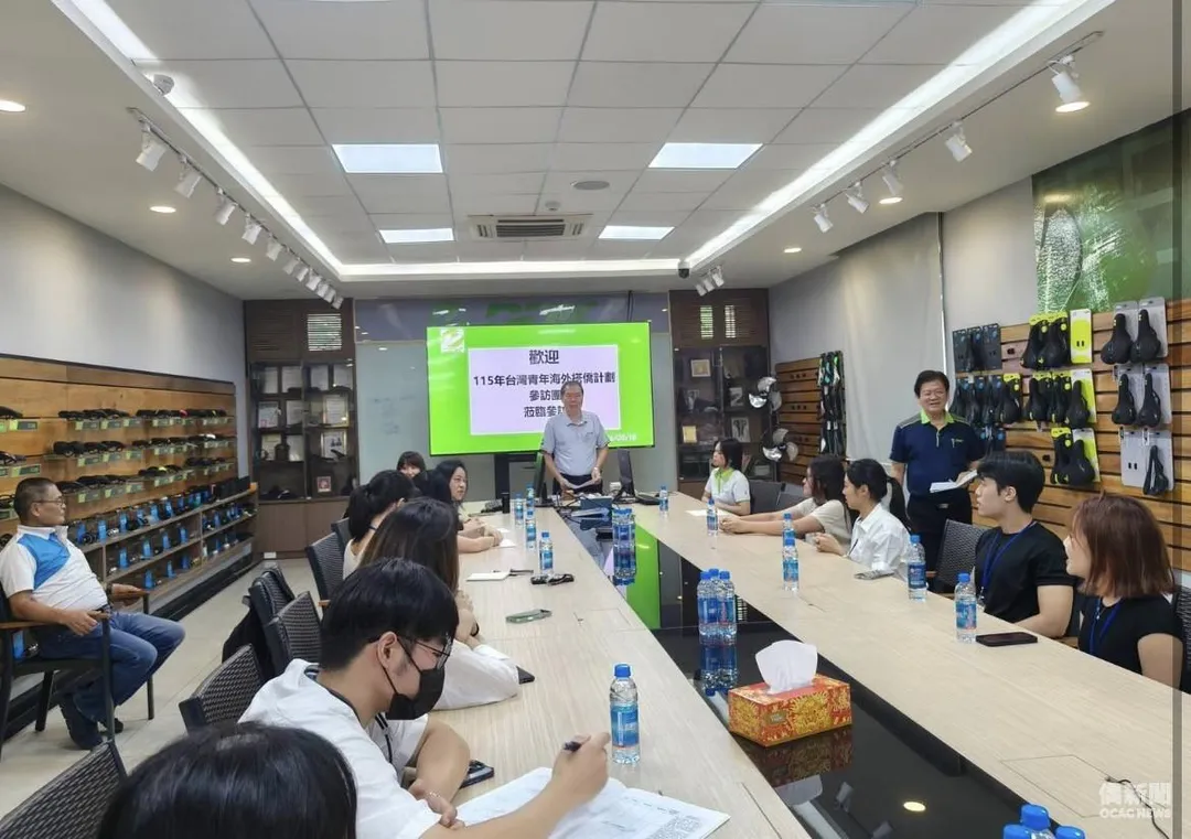 僑務委員蔡文瑞向青年學員介紹越南臺商發展歷程與產業布局，分享多年在越南深耕的經驗與見解。（圖／僑新聞）