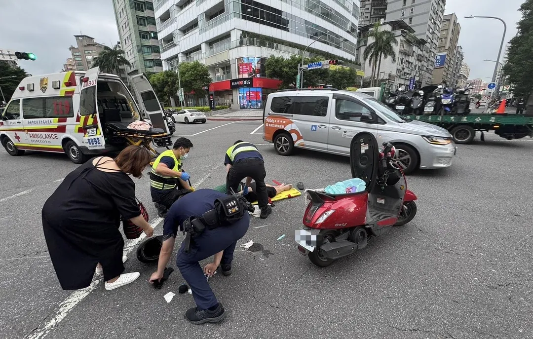 救護車與機車擦撞騎士受傷送醫。(圖/翻攝畫面)