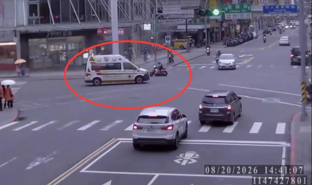 新店下午也發生救護車與機車擦撞事故。(圖/翻攝畫面)