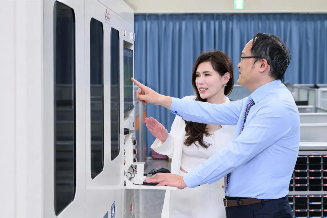 翔緯光電部門經理兼發言人鄭芷弦(左)與軟體副處長李聰志(右),共同展示「TGV蝕刻後半自動量測機」。圖/翔緯光電提供